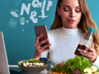 30代の女性がデスクで健康的なランチを食べながら、サプリメントの瓶とスマートフォンを手に持っています。背景には「ダイエット & 栄養」の文字が浮かんでいます。